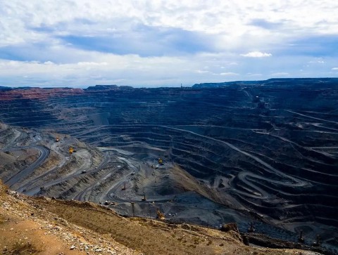 錫林郭勒盟華鼎礦業有限公司